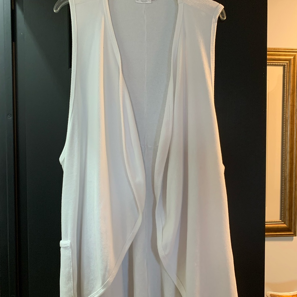 sleeveless cotton white vest with pockets.